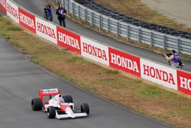 疾走するF1マシン